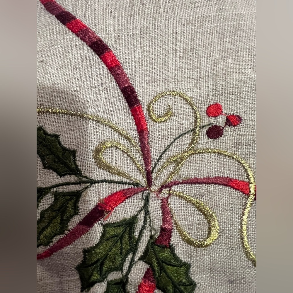 Vintage embroidered Christmas tree skirt with a red crocheted trim - Picture 9 of 13